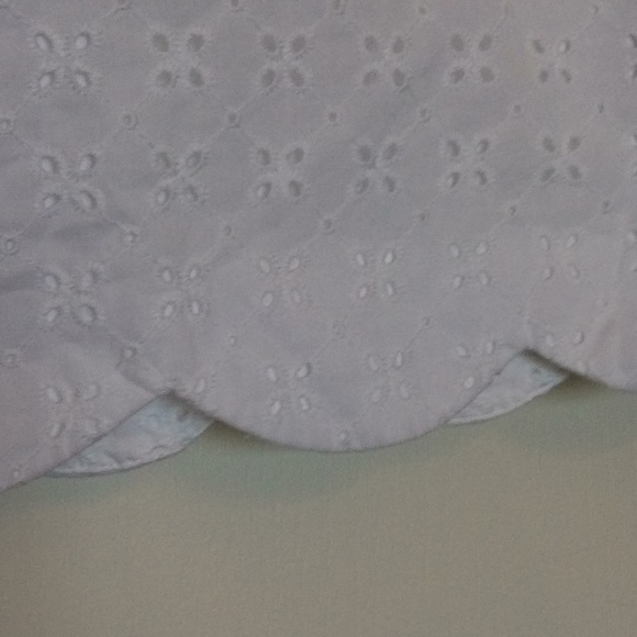 White scalloped Vineyard Vines skirt - Picture 3 of 3